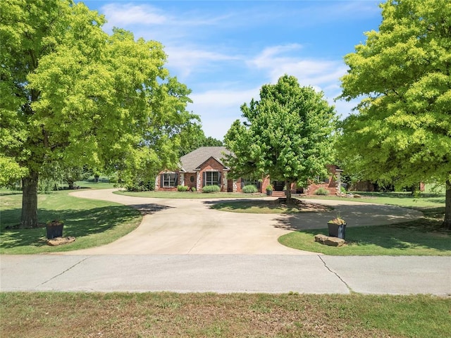 1322 Mockingbird Ln, Guthrie, OK 73044 - view of front facade featuring curved driveway and a front yard