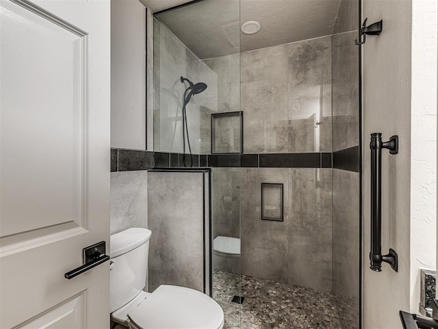 19005 Aerial Rd, Edmond, OK 73012 - full bathroom featuring toilet and a tile shower