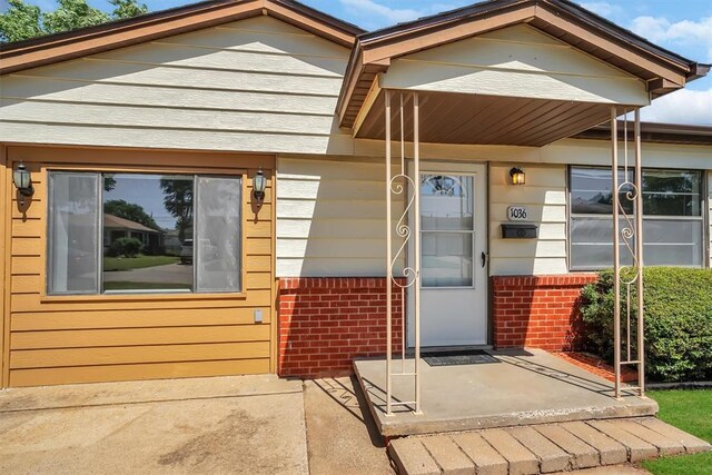 1036 Box St, Altus, OK 73521 - property entrance featuring brick siding