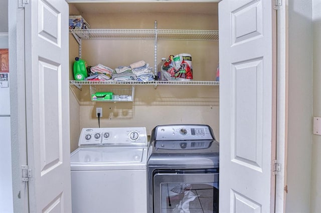 912 E Comanche St, Norman, OK 73071 - laundry area featuring washing machine and clothes dryer