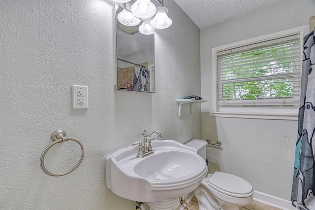912 E Comanche St, Norman, OK 73071 - full bath featuring a chandelier, a textured ceiling, toilet, a shower with shower curtain, and a sink