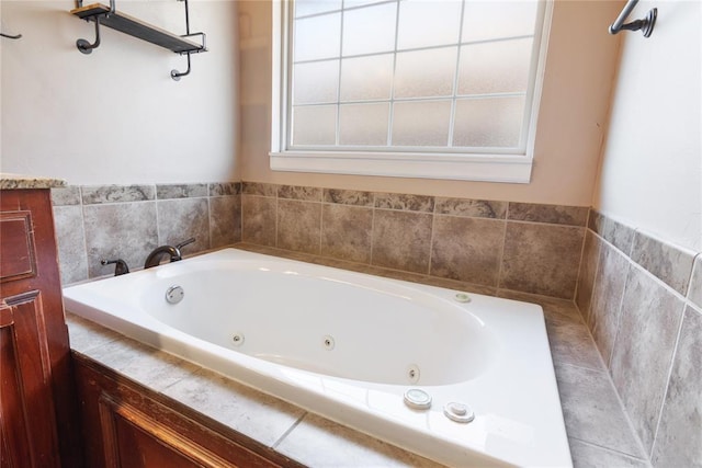 7713 Geneva Rea Ln, Yukon, OK 73099 - bathroom featuring a tub with jets