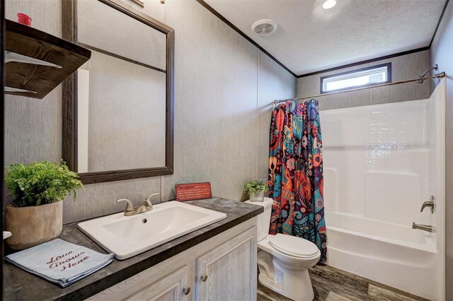 177074 Stephens Rd, Duncan, OK 73533 - bathroom featuring toilet, vanity, wood finished floors, shower / bath combination with curtain, and a textured ceiling
