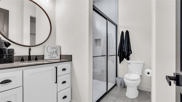 8913 Pear St, Kingston, OK 73439 - bathroom featuring toilet, vanity, tiled shower, and baseboards