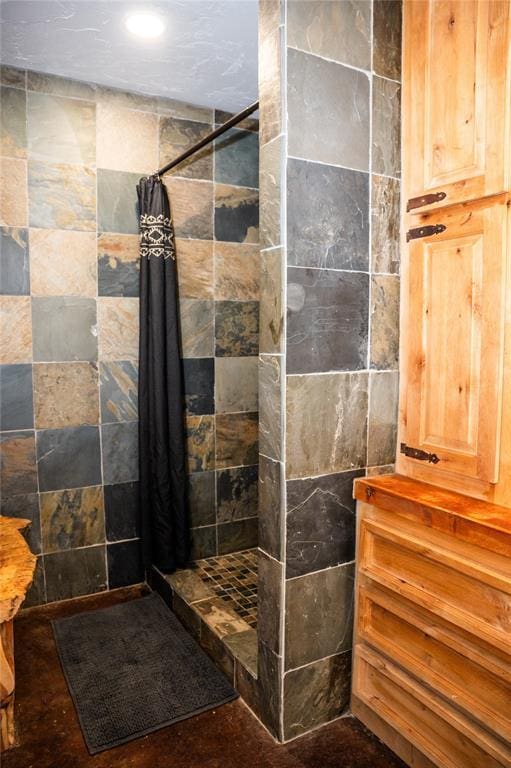 16301 Lewis Rd, Lexington, OK 73051 - bathroom with a tile shower, recessed lighting, and tile walls