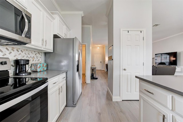 2333 Berry Ln, Midwest City, OK 73130 - kitchen featuring stainless steel appliances, light wood-style flooring, crown molding, decorative backsplash, and white cabinetry