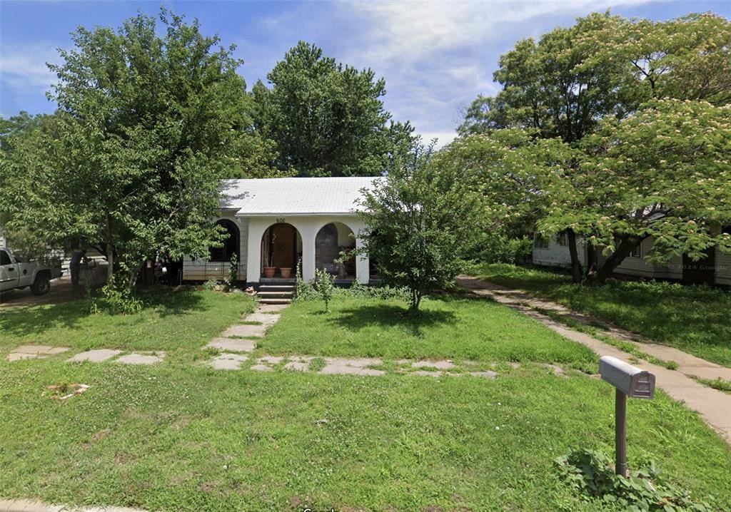 606 N 7th St, Tonkawa, OK 74653 - view of property hidden behind natural elements with a porch and a front yard