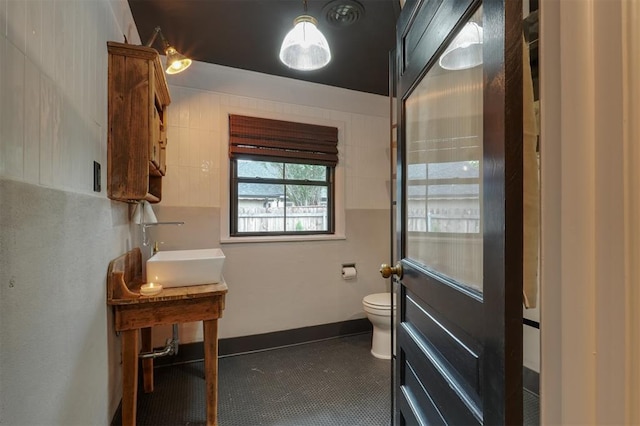 300 E Federal St, Shawnee, OK 74804 - bathroom featuring a sink, toilet, and baseboards