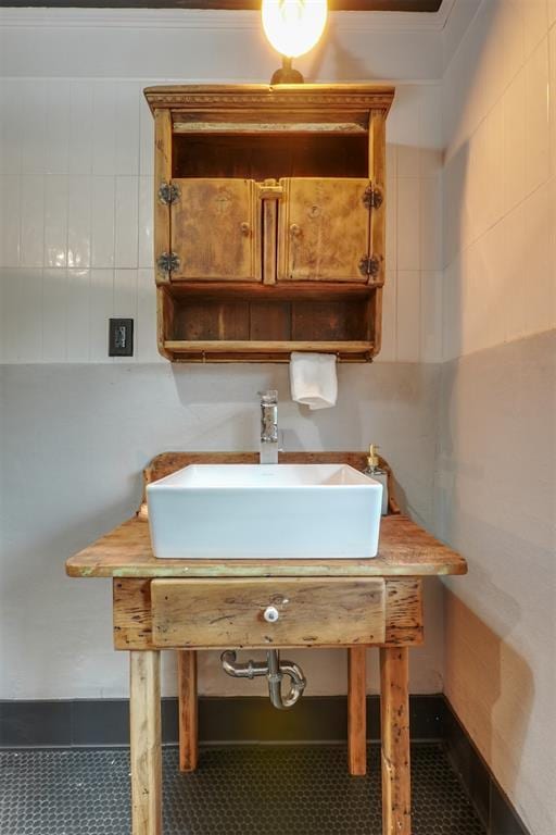 300 E Federal St, Shawnee, OK 74804 - bathroom featuring a sink