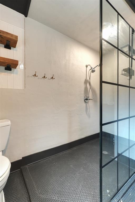 300 E Federal St, Shawnee, OK 74804 - bathroom with toilet and a tile shower