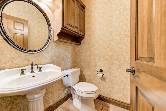 1918 Winding Ridge Rd, Edmond, OK 73034 - half bath featuring toilet and wallpapered walls