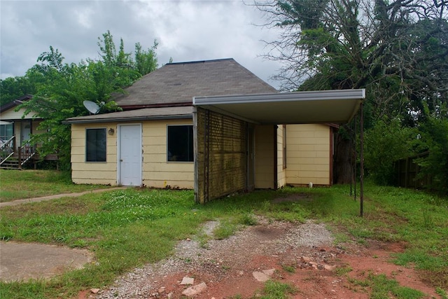 1014 S Dewey Ave, Chandler, OK 74834 - view of front of house with driveway, a carport, and a front yard