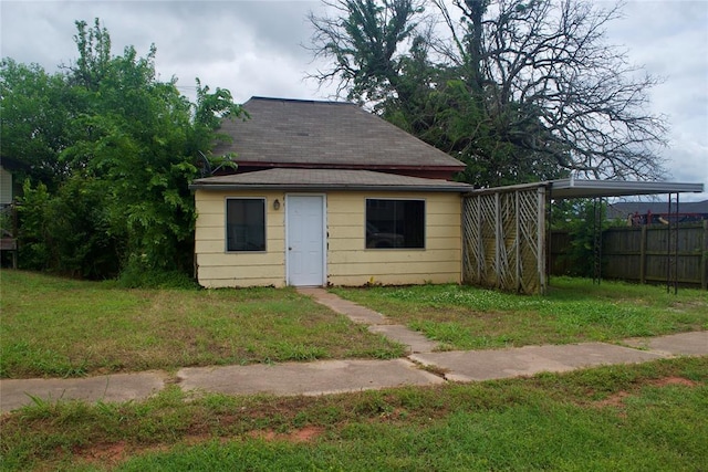 1014 S Dewey Ave, Chandler, OK 74834 - view of front of home featuring roof with shingles