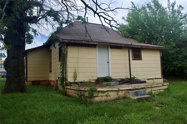 1014 S Dewey Ave, Chandler, OK 74834 - view of side of property featuring a yard and a shingled roof