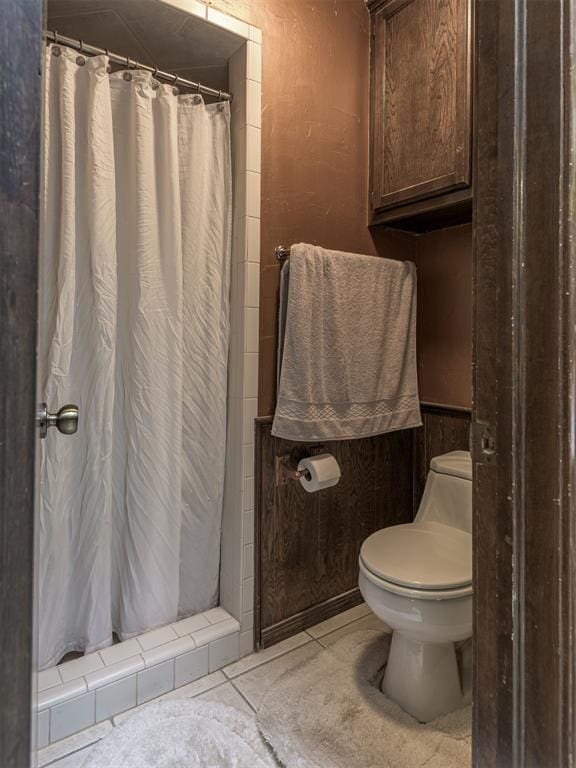 13501 Fox Hollow Rdg, Oklahoma City, OK 73131 - full bath with tile patterned floors, toilet, and a shower with curtain