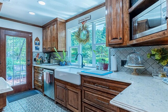3824 Smoking Oaks Dr, Oklahoma City, OK 73150 - kitchen with stainless steel appliances, a sink, tasteful backsplash, crown molding, and recessed lighting