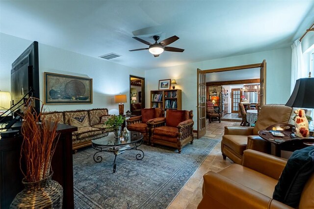3824 Smoking Oaks Dr, Oklahoma City, OK 73150 - living area with a ceiling fan