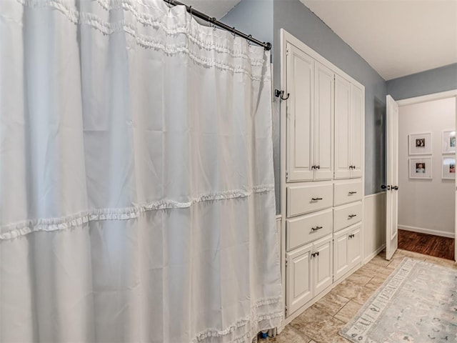 2009 Bella Vista Dr, Edmond, OK 73013 - bathroom with a shower with shower curtain