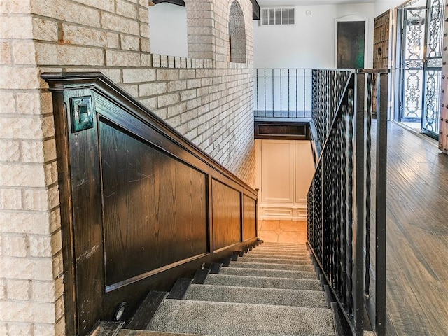 212 W Ridgewood Dr, Midwest City, OK 73130 - view of stairway