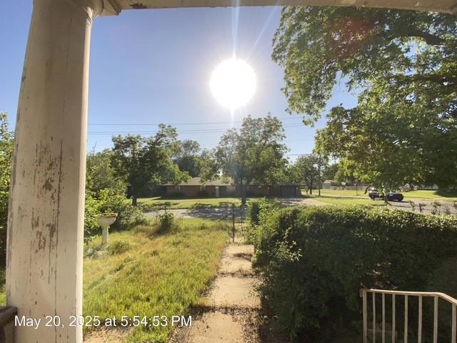 820 NW E St, Ardmore, OK 73401 - view of yard