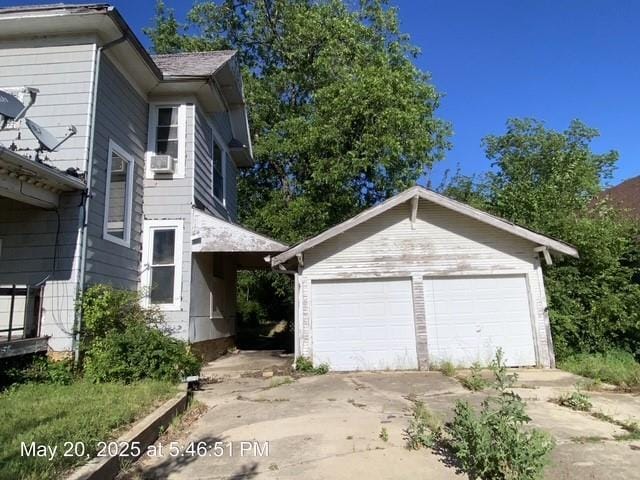 820 NW E St, Ardmore, OK 73401 - detached garage featuring cooling unit