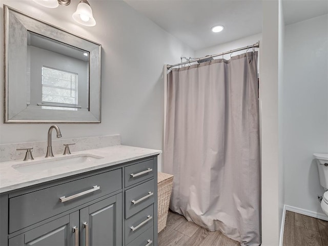 303 W Meek St, Wayne, OK 73095 - bathroom with wood finished floors, vanity, toilet, a shower with curtain, and recessed lighting