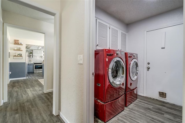 2416 Northwood Ln, Edmond, OK 73013 - laundry area featuring washing machine and dryer, wood finished floors, baseboards, and a textured ceiling