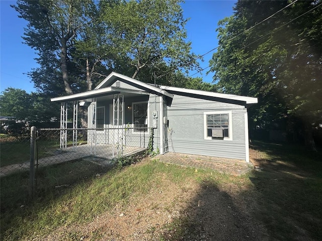 408 Wake St, Broken Bow, OK 74728 - view of front facade with a porch