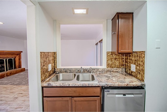 400 Timberwind Rd, Edmond, OK 73034 - kitchen featuring dishwasher, a sink, light wood-type flooring, and tasteful backsplash