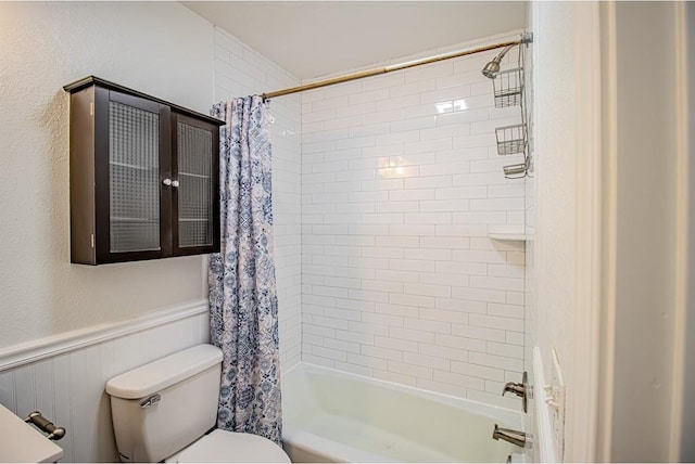 400 Timberwind Rd, Edmond, OK 73034 - full bathroom with toilet, shower / bath combo with shower curtain, and wainscoting