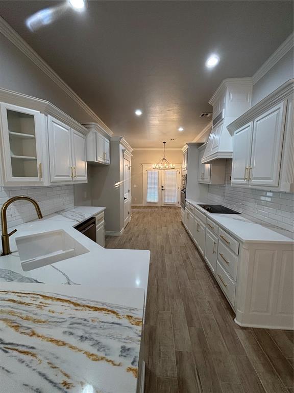 2921 Summit Crossing Pkwy, Norman, OK 73071 - kitchen with a chandelier, dark wood-style flooring, a sink, black appliances, and baseboards