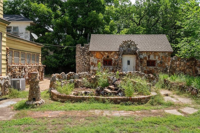 624 N Wentz St, Guthrie, OK 73044 - view of yard featuring an outdoor structure and cooling unit