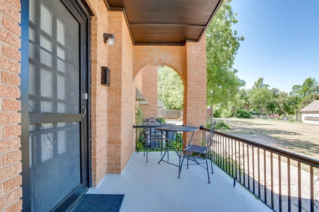 1502 NW 39th St, Oklahoma City, OK 73118 - view of covered porch