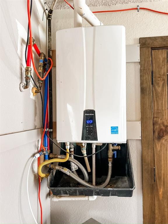 1913 Linwood St, Weatherford, OK 73096 - utilities with water heater
