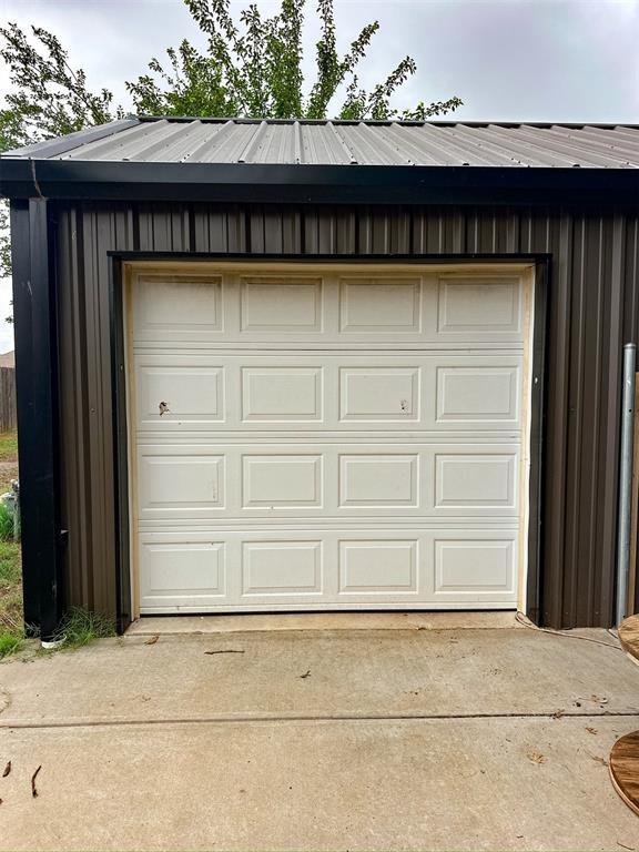 1913 Linwood St, Weatherford, OK 73096 - garage featuring concrete driveway