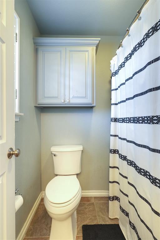 1401 Berkshire Pl, Shawnee, OK 74804 - full bath with baseboards, toilet, tile patterned floors, and a shower with curtain