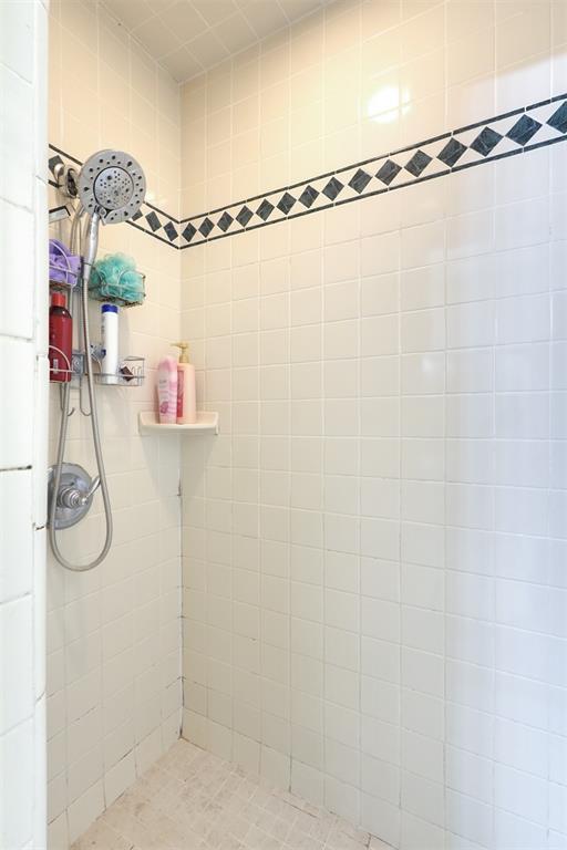 1811 N Bryan St, Shawnee, OK 74804 - bathroom featuring tiled shower
