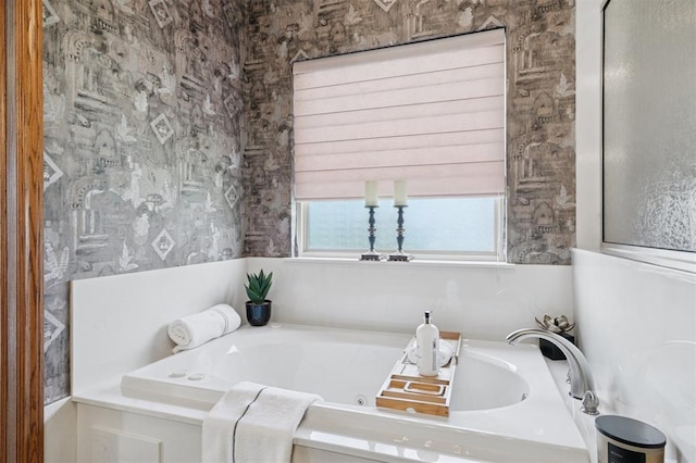 607 Pool Pl, Shawnee, OK 74801 - full bath featuring a jetted tub
