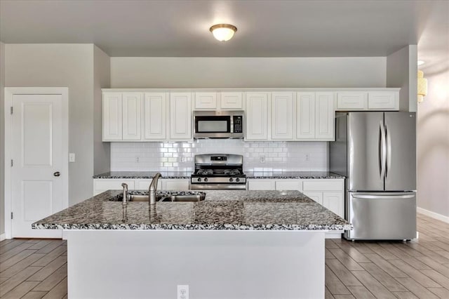 1330 Round Leaf Rd, Edmond, OK 73034 - kitchen with appliances with stainless steel finishes, a sink, light wood finished floors, baseboards, and white cabinetry