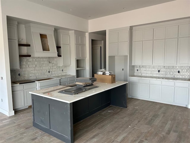 10109 NW 100th St, Yukon, OK 73099 - kitchen featuring a kitchen island, decorative backsplash, light wood-style floors, and gray cabinets