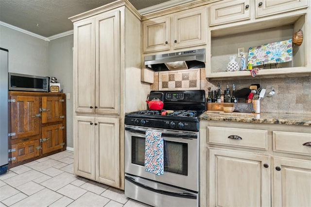 106 Dee Dee Dr, Shawnee, OK 74804 - kitchen with stainless steel appliances, under cabinet range hood, crown molding, tasteful backsplash, and cream cabinets