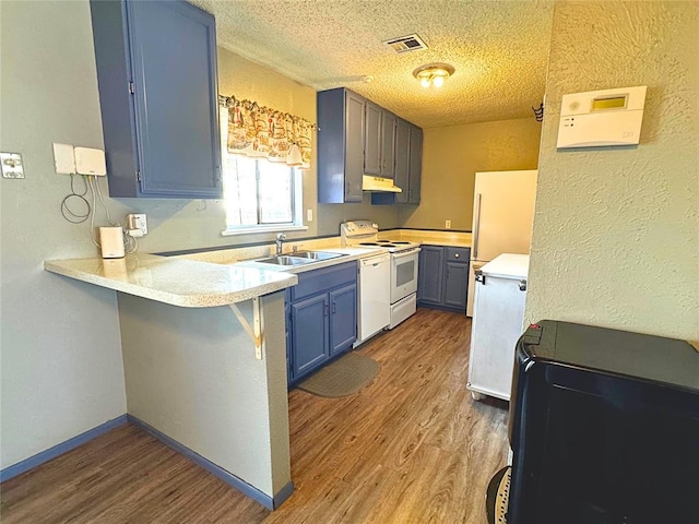 900 Hairston St, Altus, OK 73521 - kitchen featuring white electric stove, blue cabinetry, under cabinet range hood, wood finished floors, and light countertops