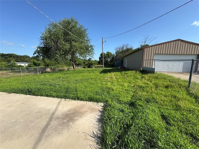 1304 W Walnut St, Tecumseh, OK 74873 - view of yard with a garage and an outbuilding