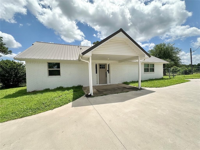 1304 W Walnut St, Tecumseh, OK 74873 - single story home featuring a metal roof and brick siding