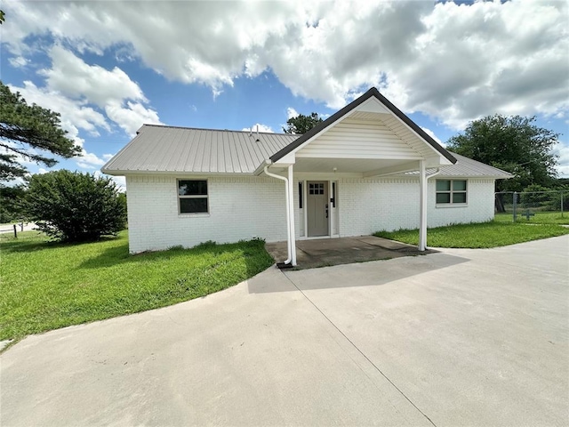 1304 W Walnut St, Tecumseh, OK 74873 - single story home featuring brick siding and a metal roof