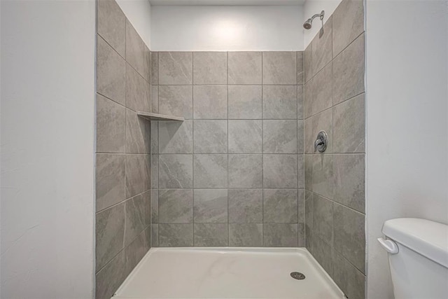 3717 Palmetto Bluff Dr, Mustang, OK 73064 - full bathroom featuring toilet and tiled shower