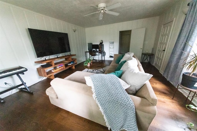 2616 NW 33rd St, Oklahoma City, OK 73112 - living area with wood finished floors and a ceiling fan