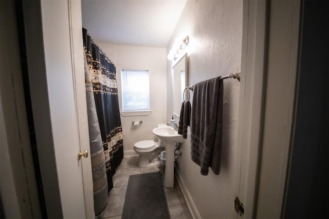 2616 NW 33rd St, Oklahoma City, OK 73112 - full bath featuring tile patterned floors, toilet, a shower with curtain, and a sink