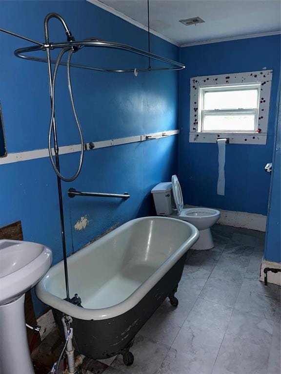 8312 Spencer Jones Rd, Jones, OK 73049 - bathroom featuring a freestanding bath, toilet, and crown molding