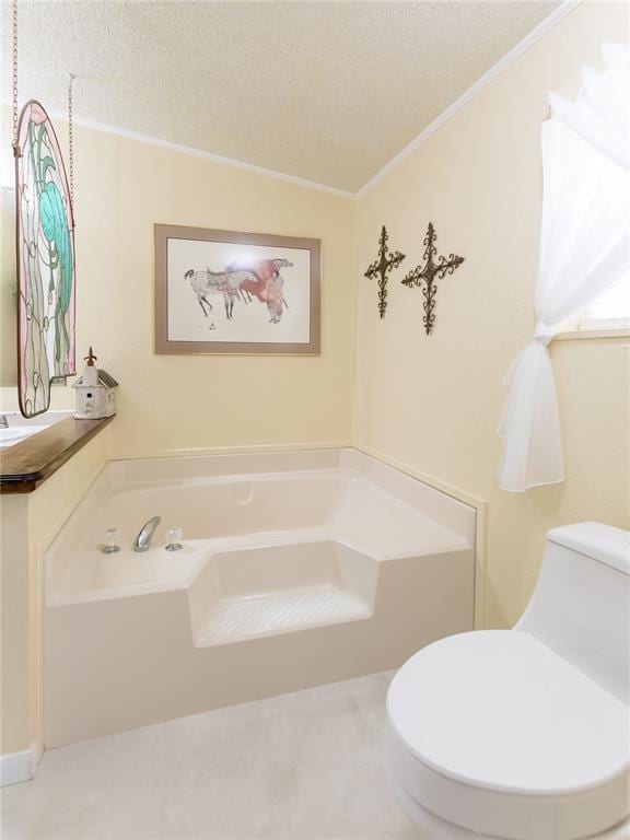 711 Sisson Ave, Sayre, OK 73662 - full bathroom featuring a garden tub, ornamental molding, a textured ceiling, and toilet